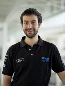 Groß (LLS02045_Hisham_Qanadilo)